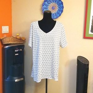 Lularoe V neck plus size Tshirt